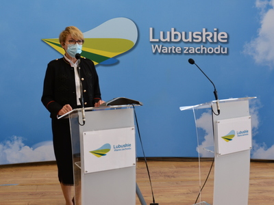 Marszałek Elżbieta Anna Polak przy mównicy.