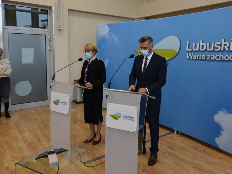 Od lewej przy mównicach: marszałek Elżbieta Anna Polak, poseł Waldemar Sługocki.