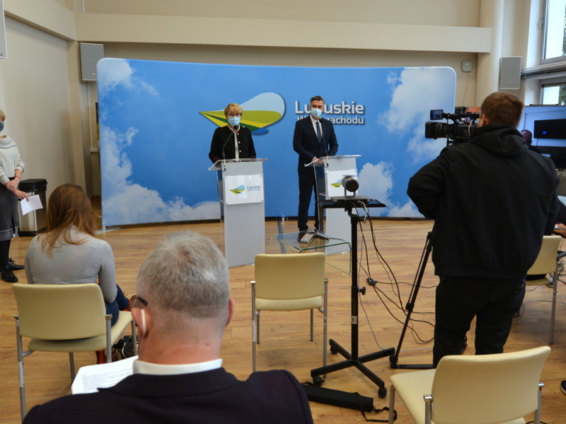Od lewej przy mównicach: marszałek Elżbieta Anna Polak, poseł Waldemar Sługocki.