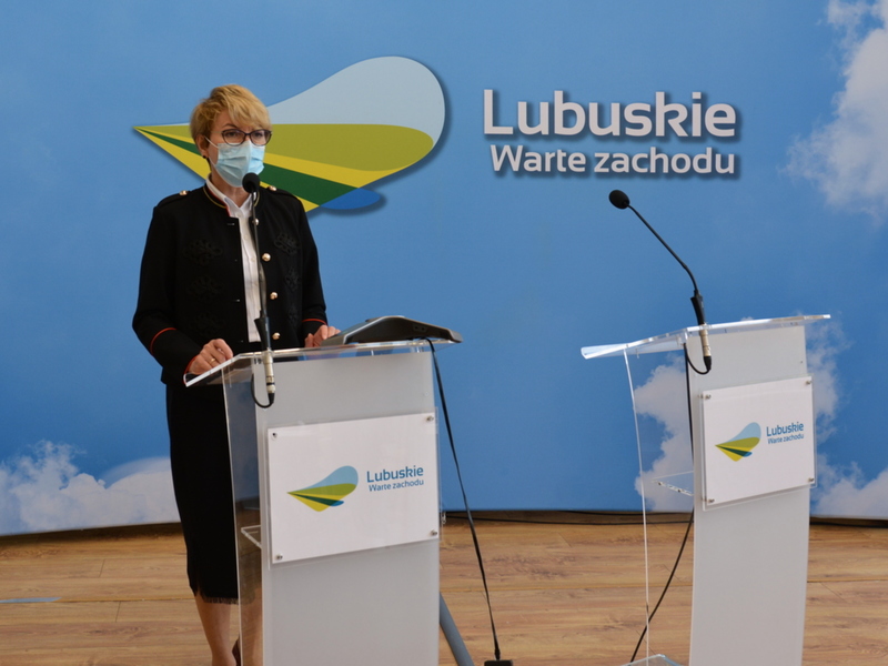 Marszałek Elżbieta Anna Polak przy mównicy.