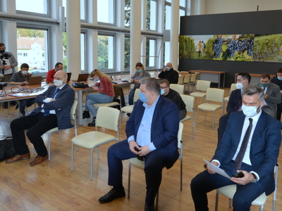 Uczestnicy konferencji i dziennikarze w sali prasowej UMWL.