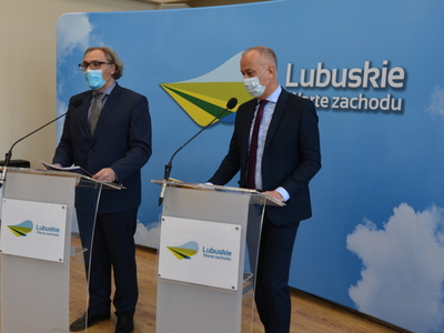 Uczestnicy konferencji przy mównicy.