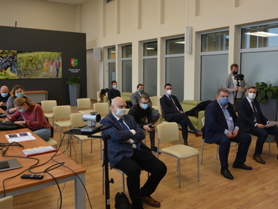 Uczestnicy konferencji i dziennikarze w sali prasowej UMWL.