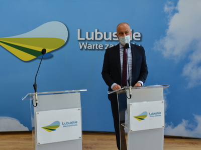 Członek Zarządu Województwa Lubuskiego Marcin Jabłoński przy mównicy.