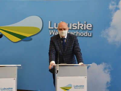 Uczestnicy konferencji przy mównicy.
