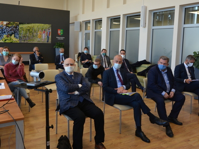 Uczestnicy konferencji i dziennikarze w sali prasowej UMWL.