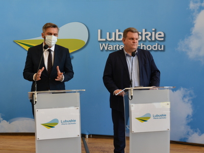 Uczestnicy konferencji przy mównicy.