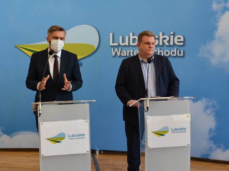 Uczestnicy konferencji przy mównicy.