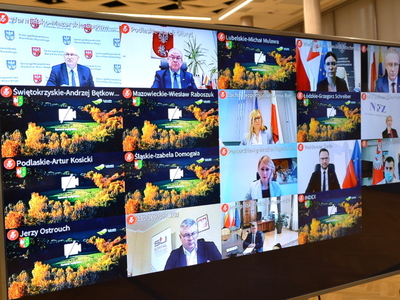 Uczestnicy konwentu pokazani na telewizorach.