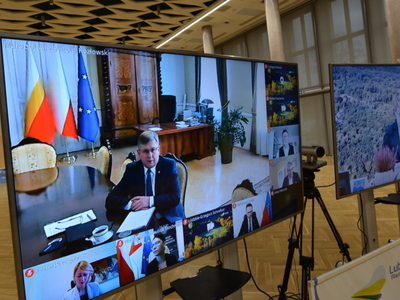 Uczestnicy konwentu pokazani na telewizorach.