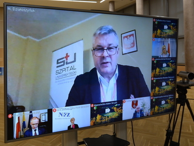 Uczestnicy konwentu pokazani na telewizorach.