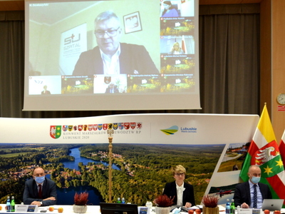Członkowie zarządu przy stole prezydialnym.