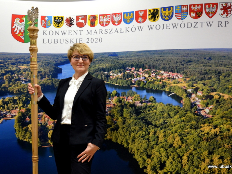 Marszałek Elżbieta Anna Polak z laską marszałkowską