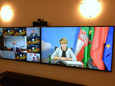 Marszałek Elżbieta Anna Polak siedzi przy stole. 