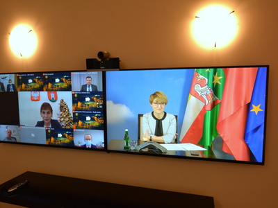 Uczestnicy wideokonferencji na telewizorach.