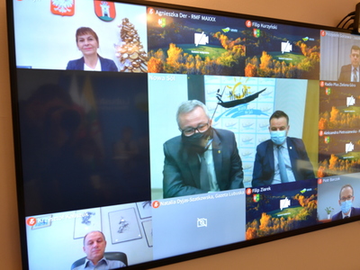 Uczestnicy wideokonferencji na telewizorach.