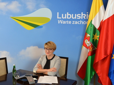 Marszałek Elżbieta Anna Polak siedzi przy stole. 