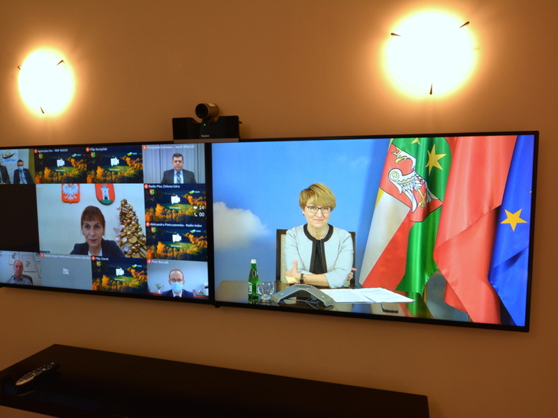 Uczestnicy wideokonferencji na telewizorach.