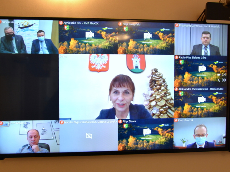 Uczestnicy wideokonferencji na telewizorach.