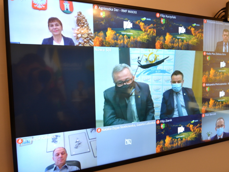 Uczestnicy wideokonferencji na telewizorach.