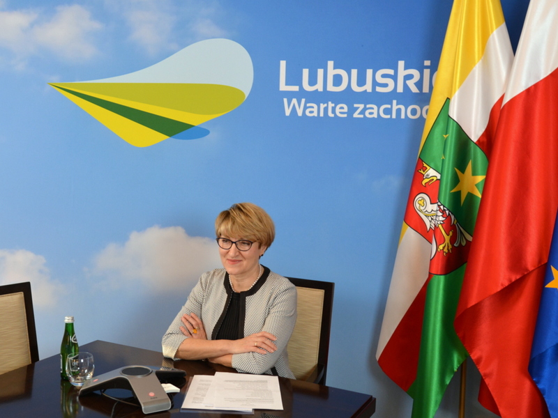 Marszałek Elżbieta Anna Polak siedzi przy stole.