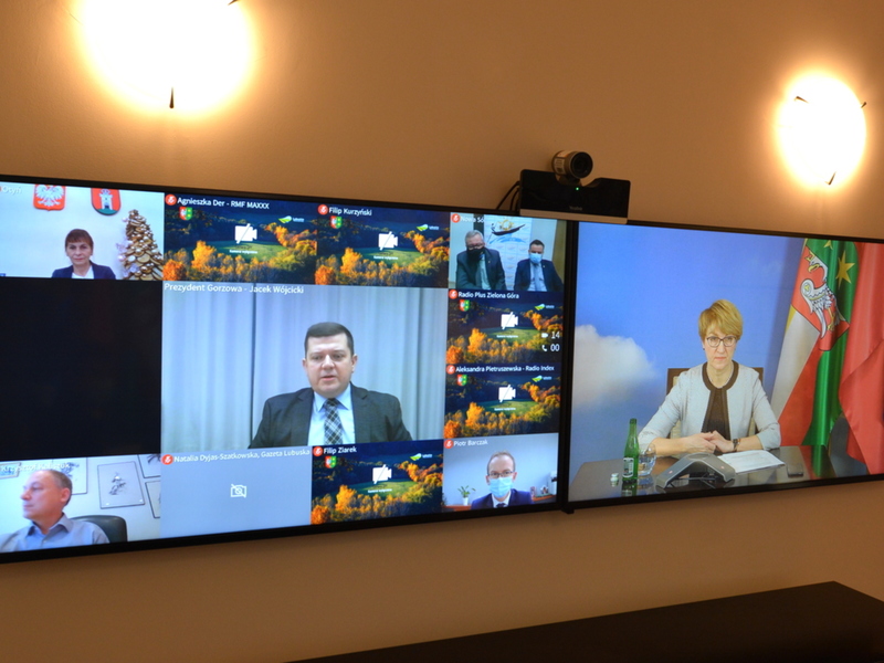 Uczestnicy wideokonferencji na telewizorach.