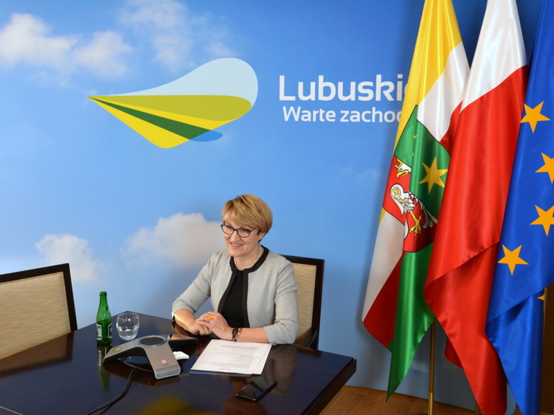 Marszałek Elżbieta Anna Polak siedzi przy stole.