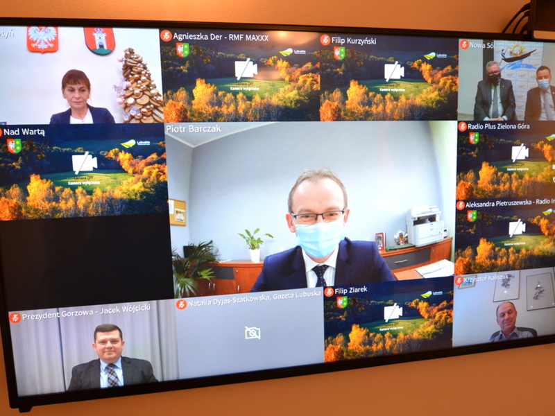 Uczestnicy wideokonferencji na telewizorach.