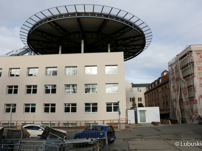 W budynkach B i B1, w których mieszczą się oddziały: neurologii, chirurgii naczyniowej, neurochirurgii, kardiologii, chorób wewnętrznych, hematologii, pediatrii, anestezjologii i intensywnej terapii, nefrologii ze stacją dializ, SOR oraz zakładu rehabilitacji, trwają prace związane z elewacjami i instalacjami wewnętrznymi, które są już mocno zaawansowane. 