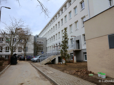 Najbardziej zaawansowane prace są w budynku U, w którym mieszczą się oddziały pulmunologii, chirurgii klatki piersiowej oraz poradnie przyszpitalne, gdzie do wykończenia pozostają jedynie takie elementy jak schody oraz wejścia.