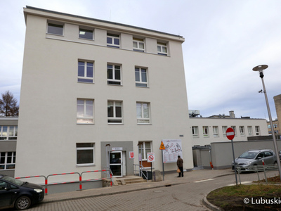Najbardziej zaawansowane prace są w budynku U, w którym mieszczą się oddziały pulmunologii, chirurgii klatki piersiowej oraz poradnie przyszpitalne, gdzie do wykończenia pozostają jedynie takie elementy jak schody oraz wejścia.