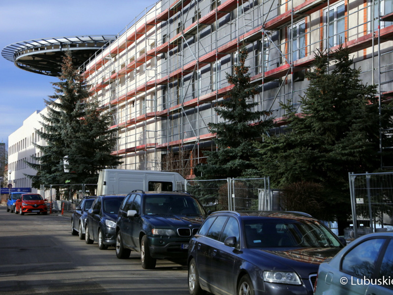W budynkach B i B1, w których mieszczą się oddziały: neurologii, chirurgii naczyniowej, neurochirurgii, kardiologii, chorób wewnętrznych, hematologii, pediatrii, anestezjologii i intensywnej terapii, nefrologii ze stacją dializ, SOR oraz zakładu rehabilitacji, trwają prace związane z elewacjami i instalacjami wewnętrznymi, które są już mocno zaawansowane.
