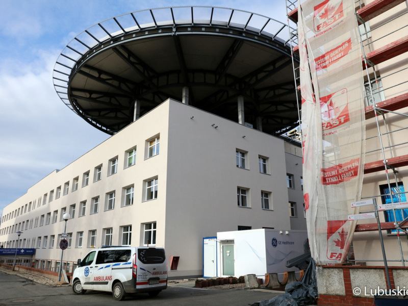 W budynkach B i B1, w których mieszczą się oddziały: neurologii, chirurgii naczyniowej, neurochirurgii, kardiologii, chorób wewnętrznych, hematologii, pediatrii, anestezjologii i intensywnej terapii, nefrologii ze stacją dializ, SOR oraz zakładu rehabilitacji, trwają prace związane z elewacjami i instalacjami wewnętrznymi, które są już mocno zaawansowane.
