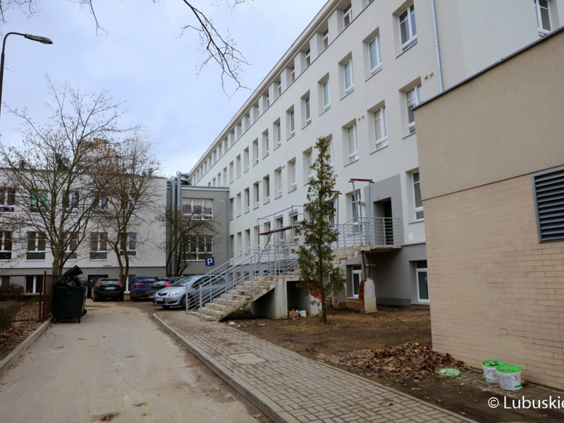 Najbardziej zaawansowane prace są w budynku U, w którym mieszczą się oddziały pulmunologii, chirurgii klatki piersiowej oraz poradnie przyszpitalne, gdzie do wykończenia pozostają jedynie takie elementy jak schody oraz wejścia.
