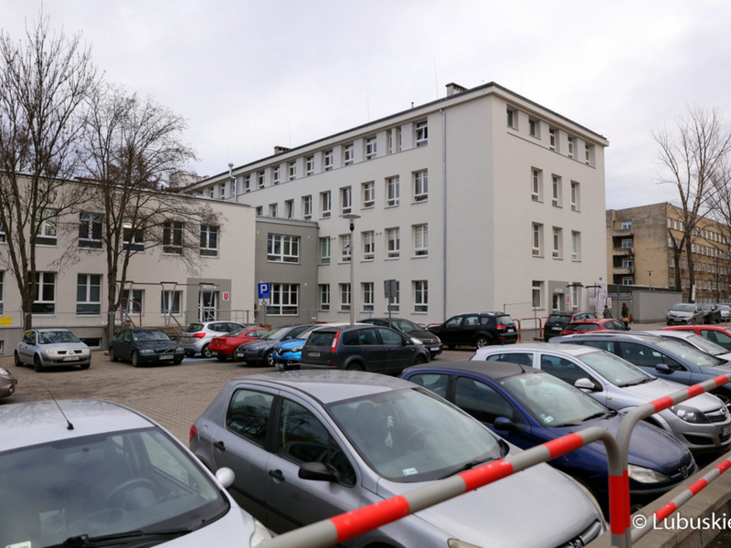 Najbardziej zaawansowane prace są w budynku U, w którym mieszczą się oddziały pulmunologii, chirurgii klatki piersiowej oraz poradnie przyszpitalne, gdzie do wykończenia pozostają jedynie takie elementy jak schody oraz wejścia.