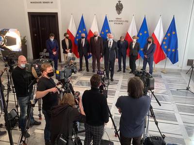Konferencja prasowa senatora Zygmunta Frankiewicza i senatora Kazimierza Michała Ujazdowskiego z samorządowcami z całej Polski w sprawie projektu ustawy dot. funduszy unijnych.
