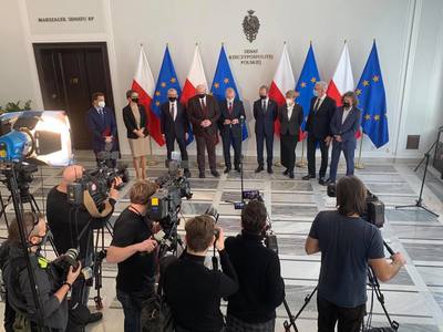 Konferencja prasowa senatora Zygmunta Frankiewicza i senatora Kazimierza Michała Ujazdowskiego z samorządowcami z całej Polski w sprawie projektu ustawy dot. funduszy unijnych.

