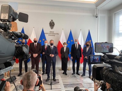 Konferencja prasowa senatora Zygmunta Frankiewicza i senatora Kazimierza Michała Ujazdowskiego z samorządowcami z całej Polski w sprawie projektu ustawy dot. funduszy unijnych.
