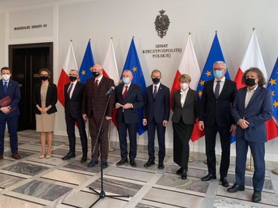 Konferencja prasowa senatora Zygmunta Frankiewicza i senatora Kazimierza Michała Ujazdowskiego z samorządowcami z całej Polski w sprawie projektu ustawy dot. funduszy unijnych.
