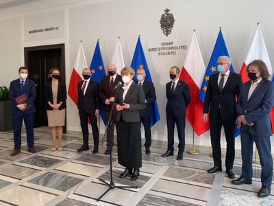 Marszałek Elżbieta Anna Polak przemawia podczas konferencji prasowej senatora Zygmunta Frankiewicza i senatora Kazimierza Michała Ujazdowskiego z samorządowcami z całej Polski w sprawie projektu ustawy dot. funduszy unijnych.