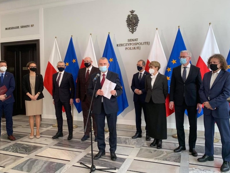 Konferencja prasowa senatora Zygmunta Frankiewicza i senatora Kazimierza Michała Ujazdowskiego z samorządowcami z całej Polski w sprawie projektu ustawy dot. funduszy unijnych.