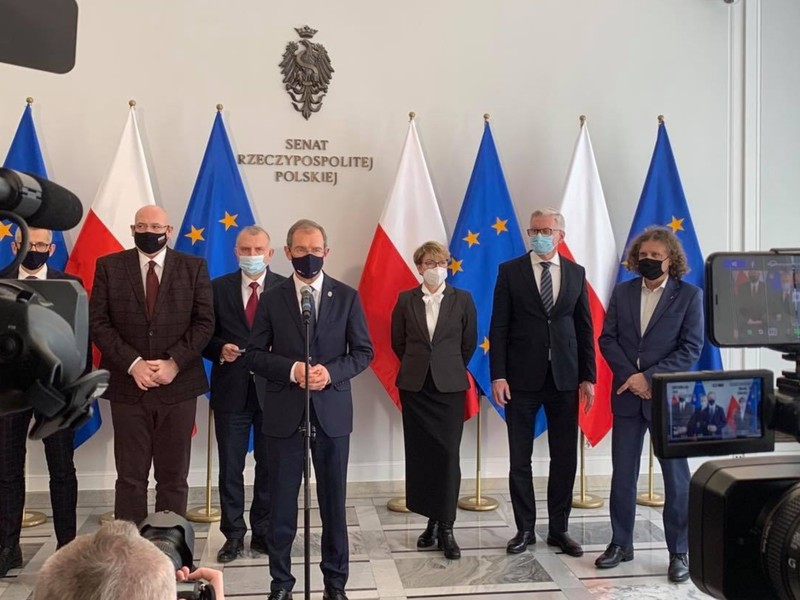 Konferencja prasowa senatora Zygmunta Frankiewicza i senatora Kazimierza Michała Ujazdowskiego z samorządowcami z całej Polski w sprawie projektu ustawy dot. funduszy unijnych.