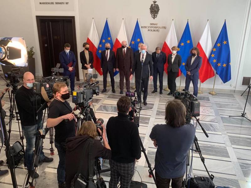 Konferencja prasowa senatora Zygmunta Frankiewicza i senatora Kazimierza Michała Ujazdowskiego z samorządowcami z całej Polski w sprawie projektu ustawy dot. funduszy unijnych.