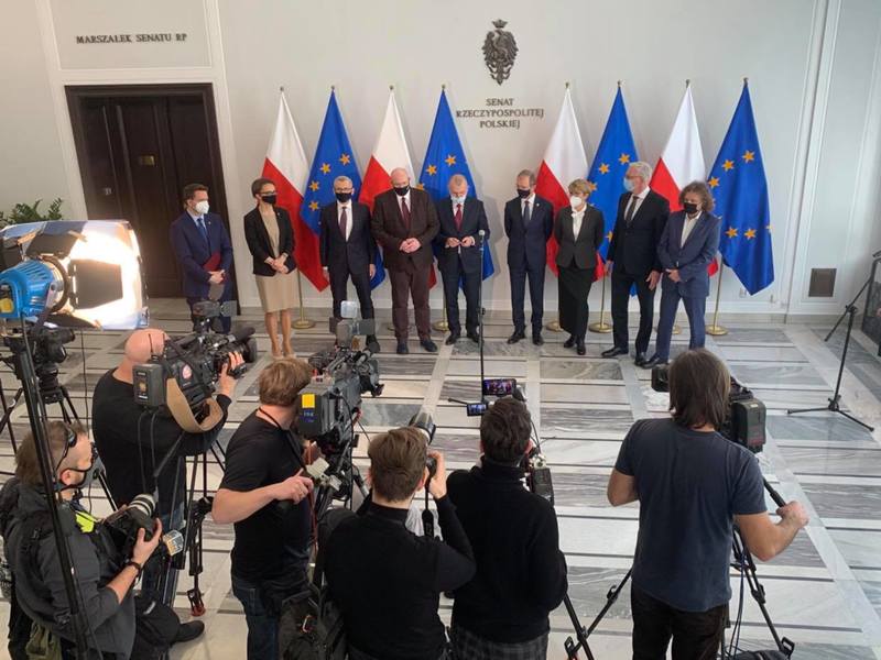Konferencja prasowa senatora Zygmunta Frankiewicza i senatora Kazimierza Michała Ujazdowskiego z samorządowcami z całej Polski w sprawie projektu ustawy dot. funduszy unijnych.