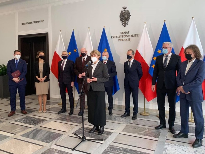 Marszałek Elżbieta Anna Polak przemawia podczas konferencji prasowej senatora Zygmunta Frankiewicza i senatora Kazimierza Michała Ujazdowskiego z samorządowcami z całej Polski w sprawie projektu ustawy dot. funduszy unijnych.