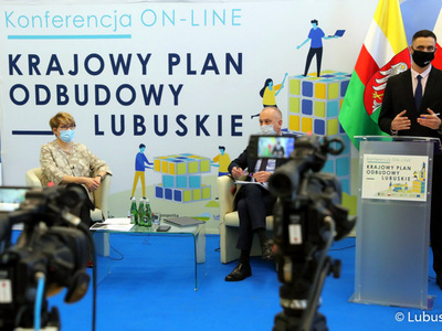 Marszałek Województwa Lubuskiego Elżbieta Anna Polak oraz Członek Zarządu Województwa Lubuskiego Marcin Jabłoński podczas konferencji pt. „Krajowy Plan Odbudowy - Lubuskie”.