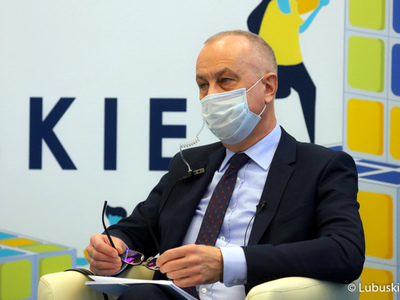 Członek Zarządu Województwa Lubuskiego Marcin Jabłoński podczas konferencji pt. „Krajowy Plan Odbudowy - Lubuskie”.