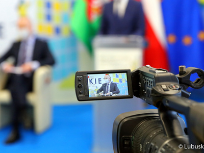 Członek Zarządu Województwa Lubuskiego Marcin Jabłoński podczas konferencji pt. „Krajowy Plan Odbudowy - Lubuskie”.