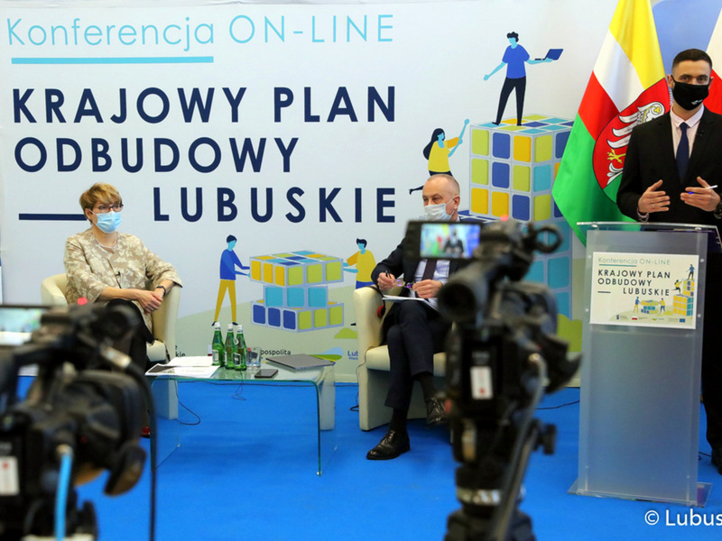 Marszałek Województwa Lubuskiego Elżbieta Anna Polak oraz Członek Zarządu Województwa Lubuskiego Marcin Jabłoński podczas konferencji pt. „Krajowy Plan Odbudowy - Lubuskie”.
