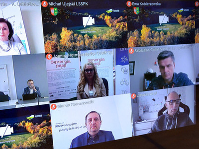Telewizory z uczestnikami konferencji. 